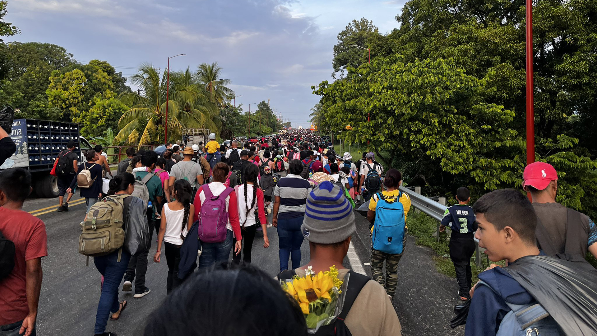 Caravana migrante reanuda camino con rumbo a la Ciudad de México