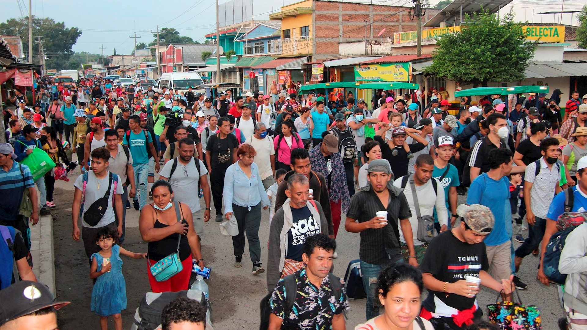 Caravana migrante avanza a paso lento por el sur de México y bajo vigilancia - caravana-migrante-mexico-chiapas-3