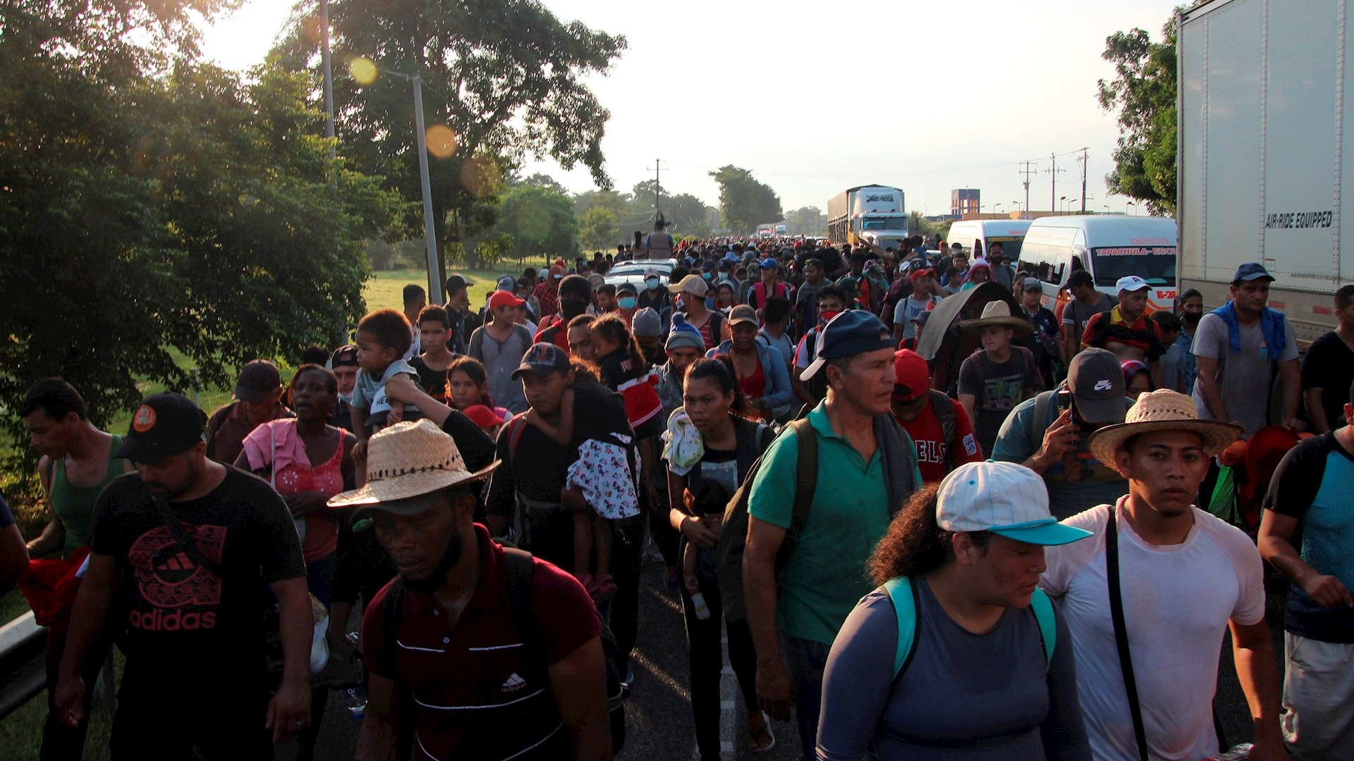 Caravana migrante avanza a paso lento por el sur de México y bajo vigilancia