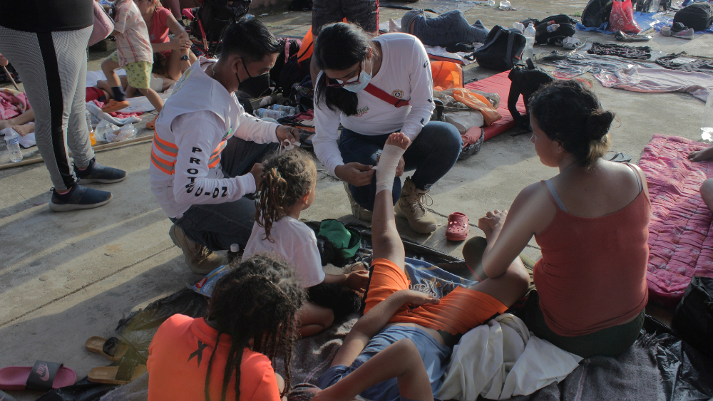 Caravana migrante avanza lentamente por sur de México con salud mermada