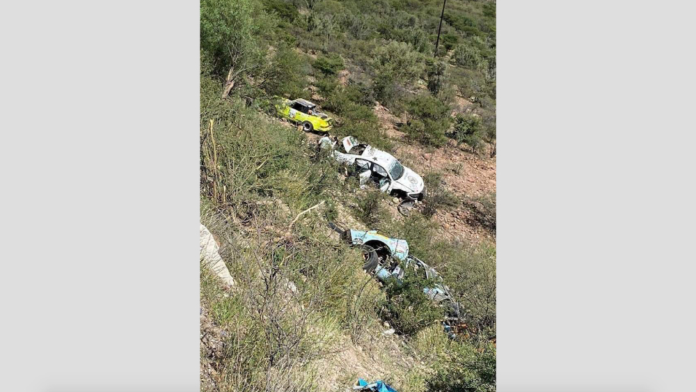 Vuelcan dos autos en la Carrera Panamericana 2021 Vuelcan dos autos en la Carrera Panamericana 2021