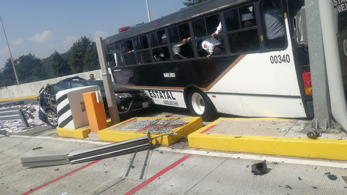 Camión de la Policía de Edomex choca contra caseta de la Lerma-La Marquesa; hay 12 heridos - choque-de-camion-de-la-policia-en-autopista-lerma-la-marquesa