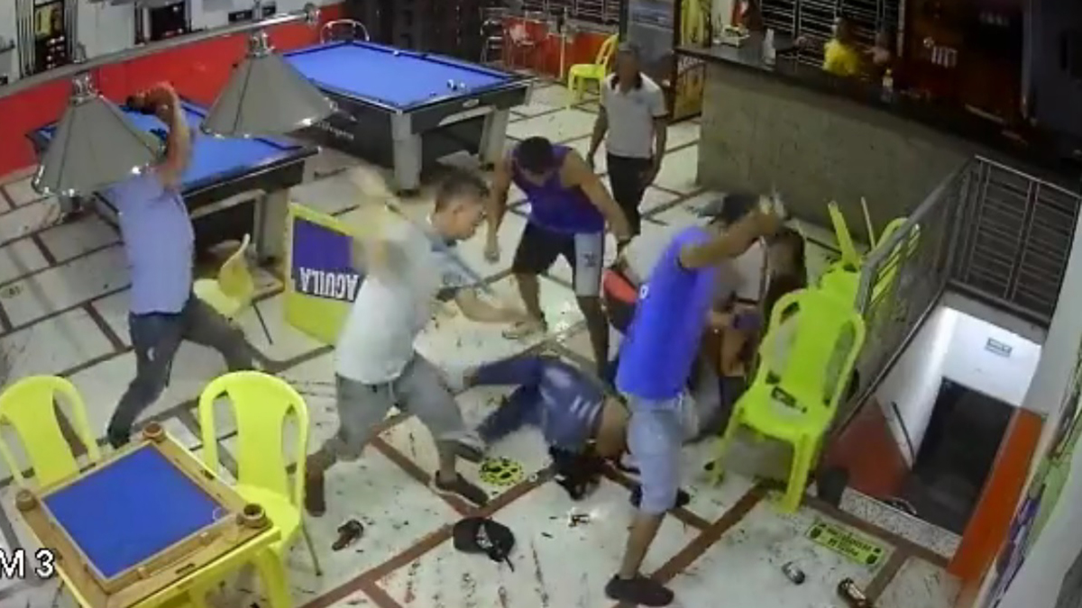 #Video Linchan a asaltante en billar de Colombia