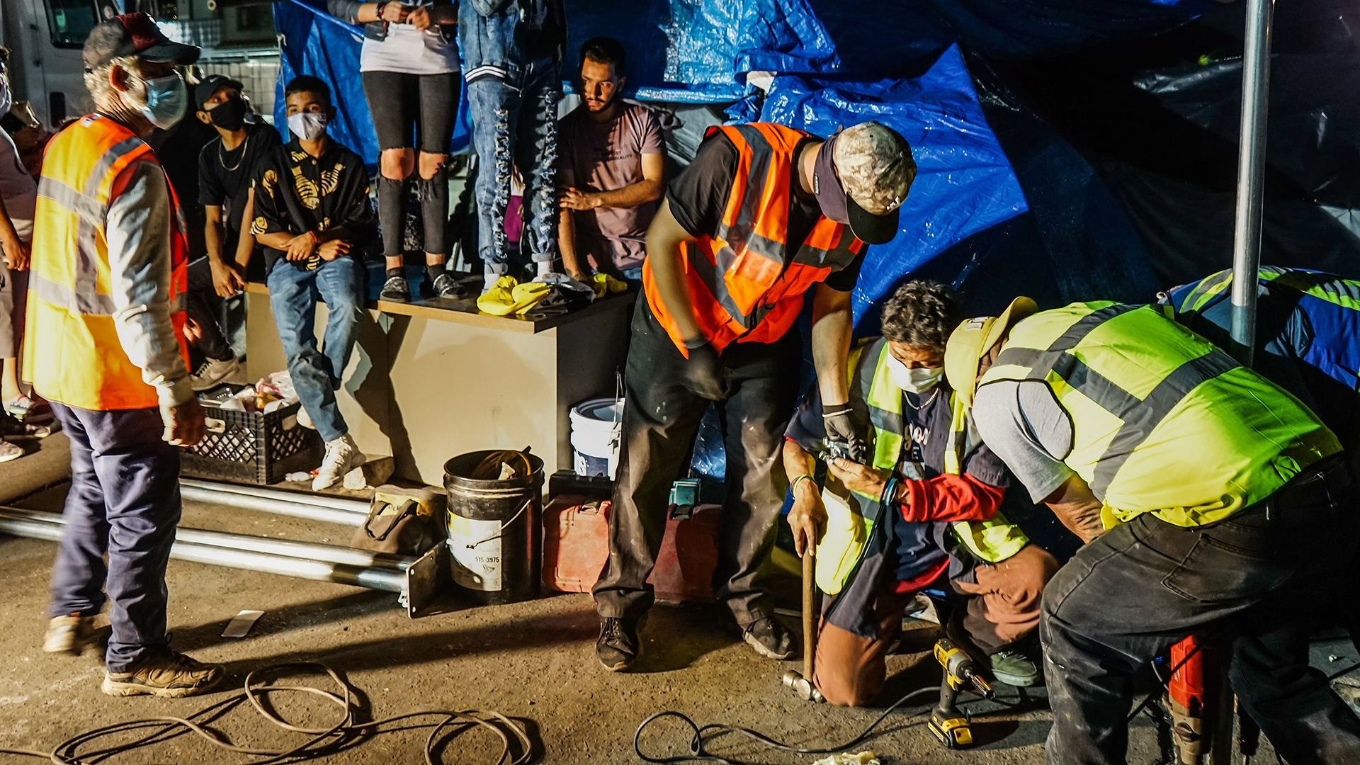 Cercan con vallas campamento migrante en El Chaparral