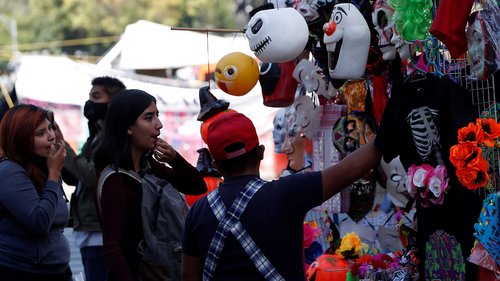 Día de Muertos resiste y coexiste en México con celebración de Halloween - compra-en-la-cdmx-de-mascaras-y-calaveritas-para-halloween