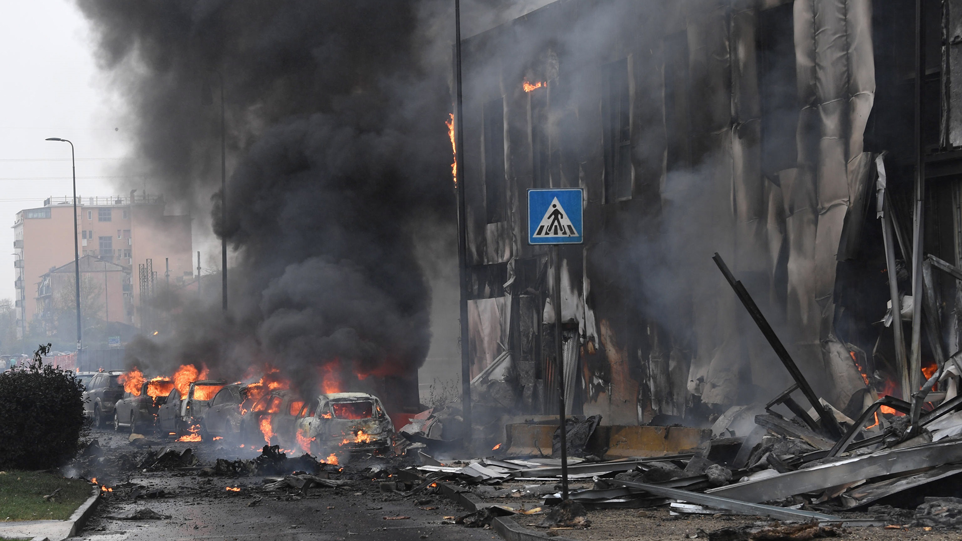 Avión privado se estrella contra edificio en Milán; hay 8 muertos