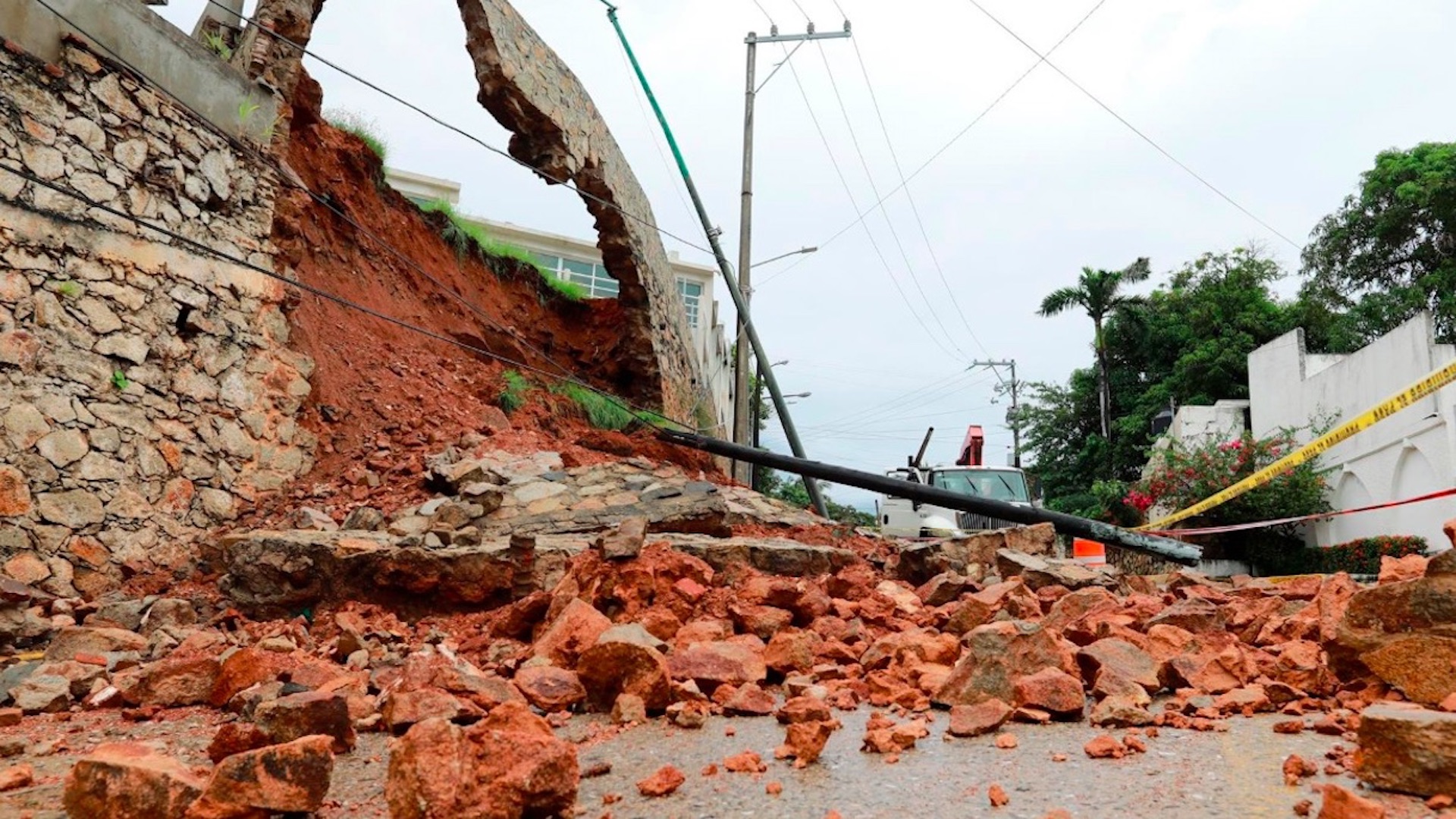 Lluvias, inundaciones y caída de bardas, el saldo de ‘Rick’ en México Lluvias, inundaciones y caída de bardas, el saldo de ‘Rick’ en México