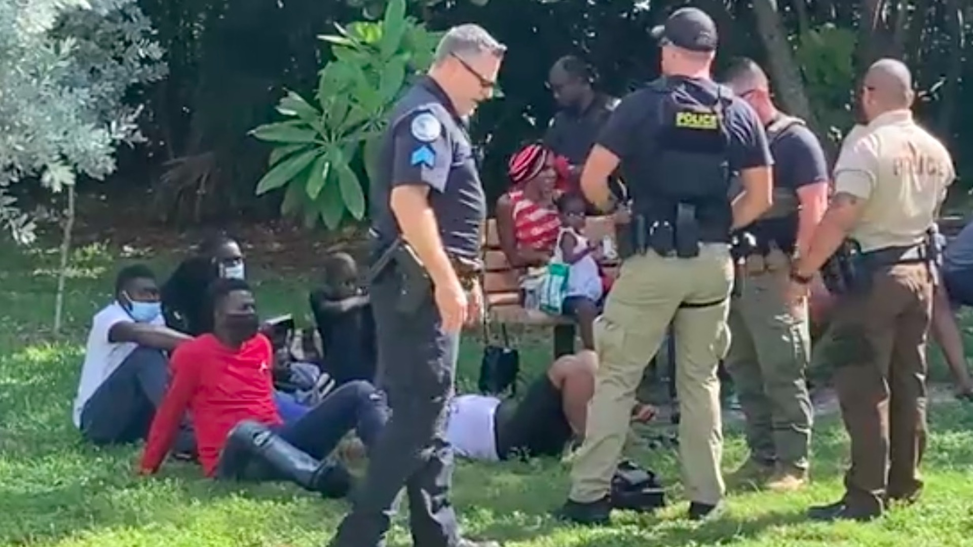 Detienen a migrantes haitianos tras desembarcar en playa de Florida