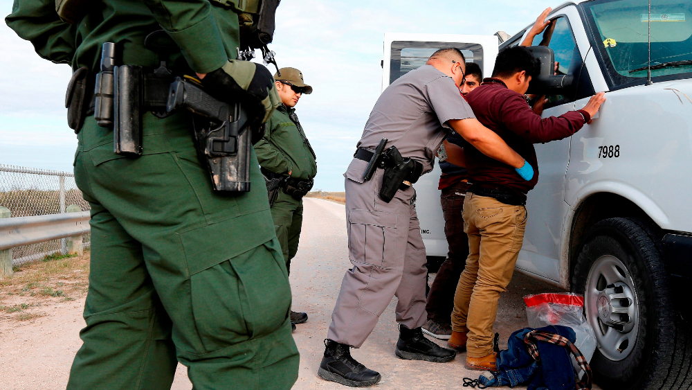 HRW denuncia más de 160 casos de mala conducta y abuso a migrantes en EE.UU.