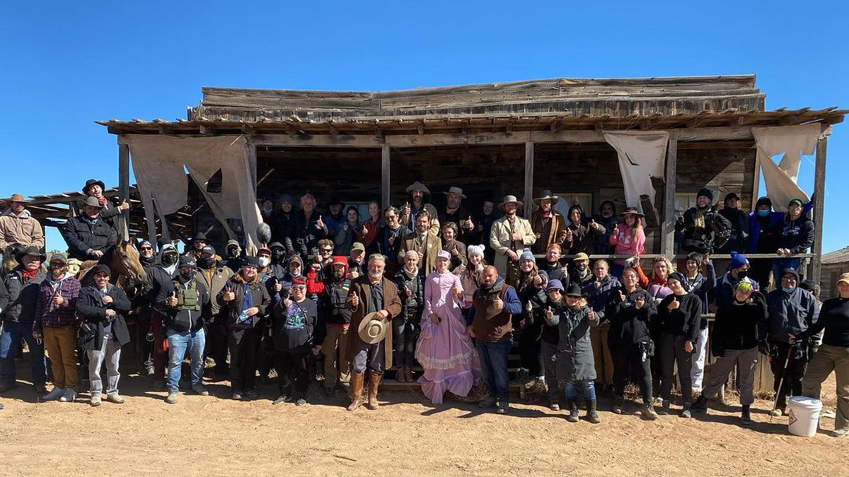 FBI concluye que Baldwin apretó el gatillo de la pistola que mató a Hutchins - elenco-y-produccion-durante-rodaje-de-rust