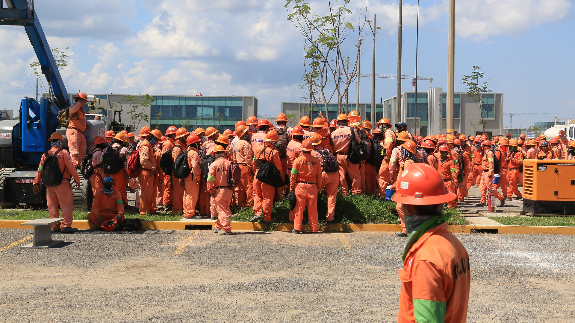 ICA Fluor llama a trabajadores a reanudar labores en Dos Bocas; promete pago de días no laborados