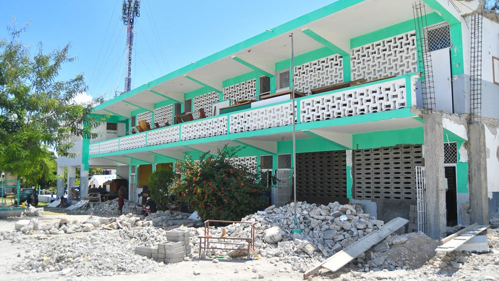 Sur de Haití reanuda clases tras terremoto, pero sin aulas - escombros-en-escuela-de-haiti-producto-del-terremoto-del-14-de-agosto