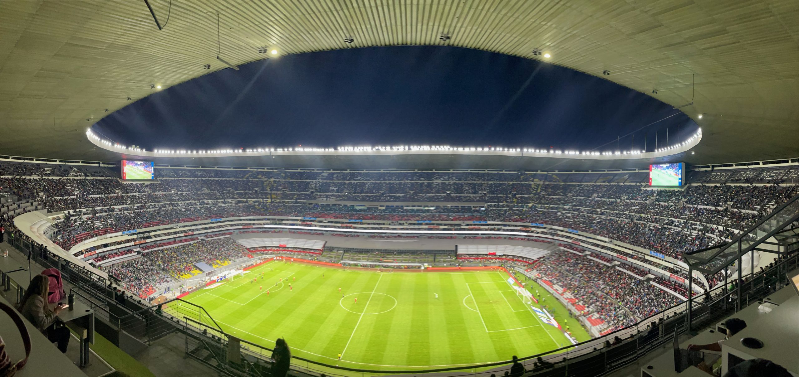 El gigante que juega solo - estadio-azteca-mexico-caada-scaled