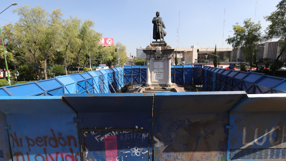 Estatua de Colón en la capital mexicana amanece vallada en el Día de la Raza