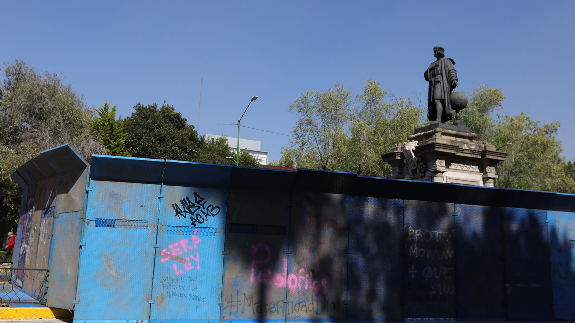 Protegen con vallas estatua de Colón por Día de la Raza