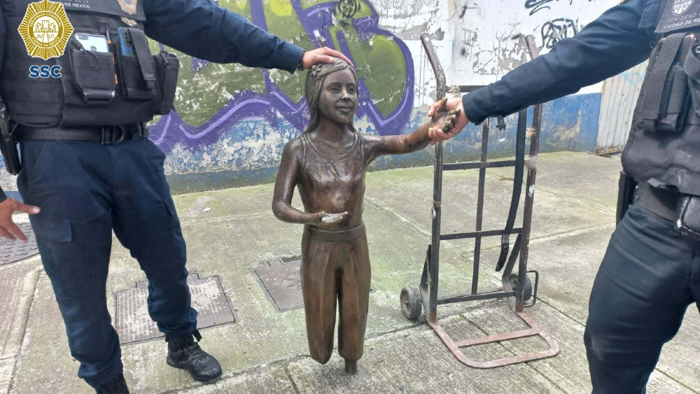 Detienen a sujeto por robarse estatua de una plaza en CDMX