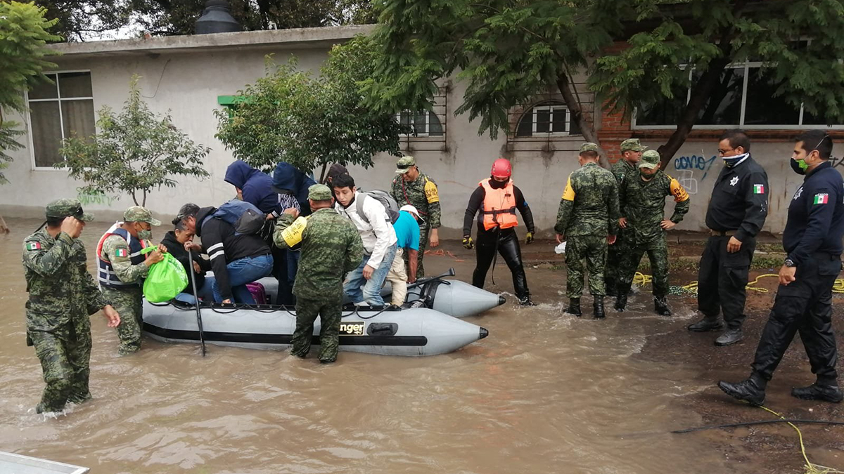Evacúan 12 colonias en Querétaro por desbordamiento del río San Juan