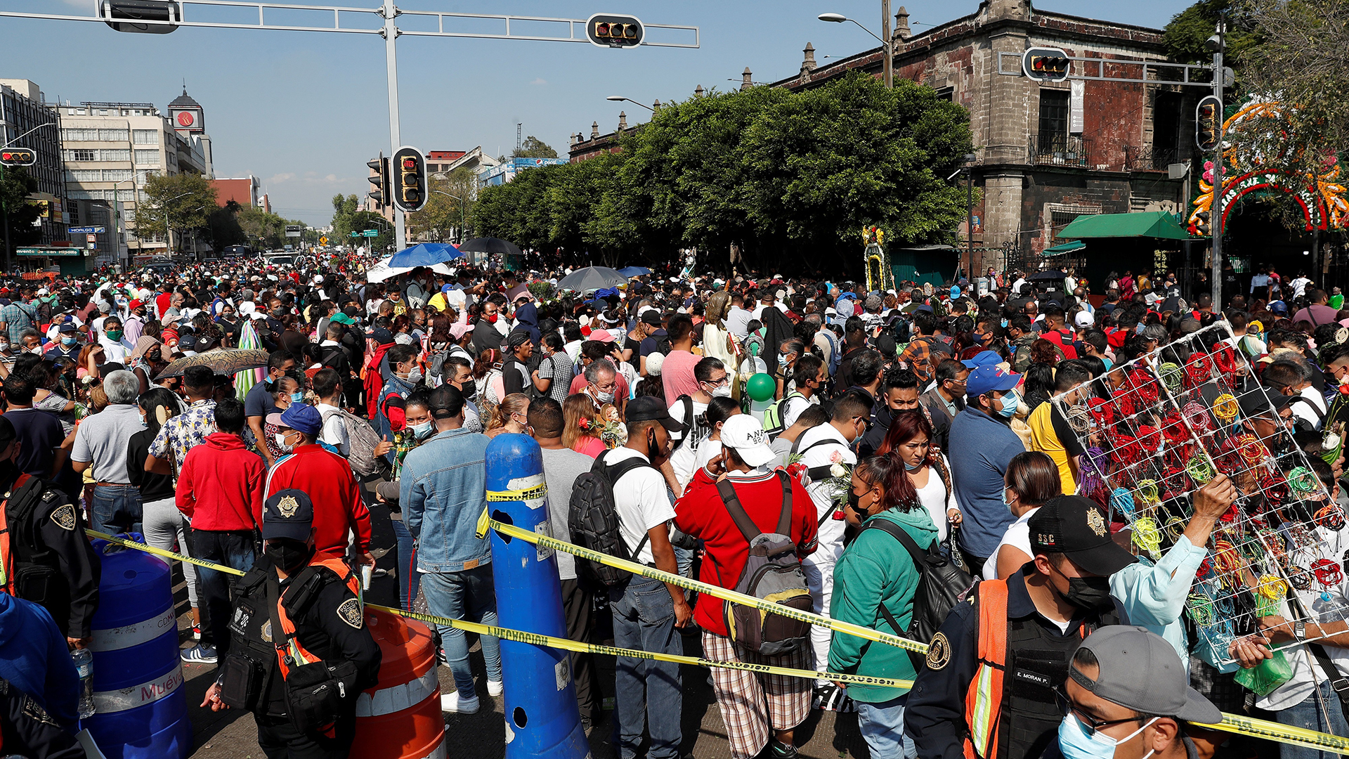 Miles de feligreses llegan a la Ciudad de México para celebrar a San Judas Tadeo - feligreses-en-busca-de-ingresar-a-templo-de-san-hipolito-en-cdmx