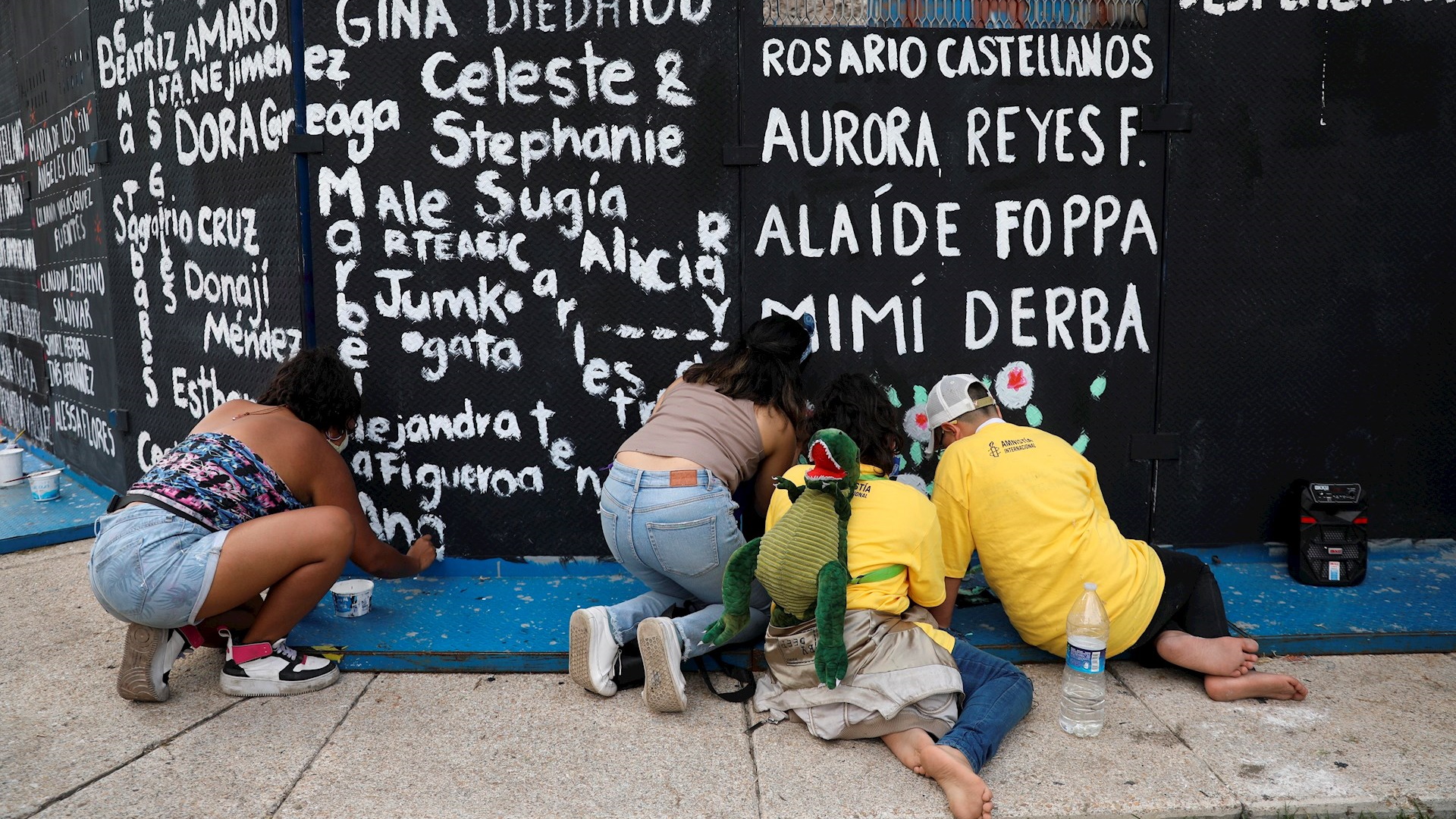 Feministas intervienen por segunda vez la glorieta de Colón