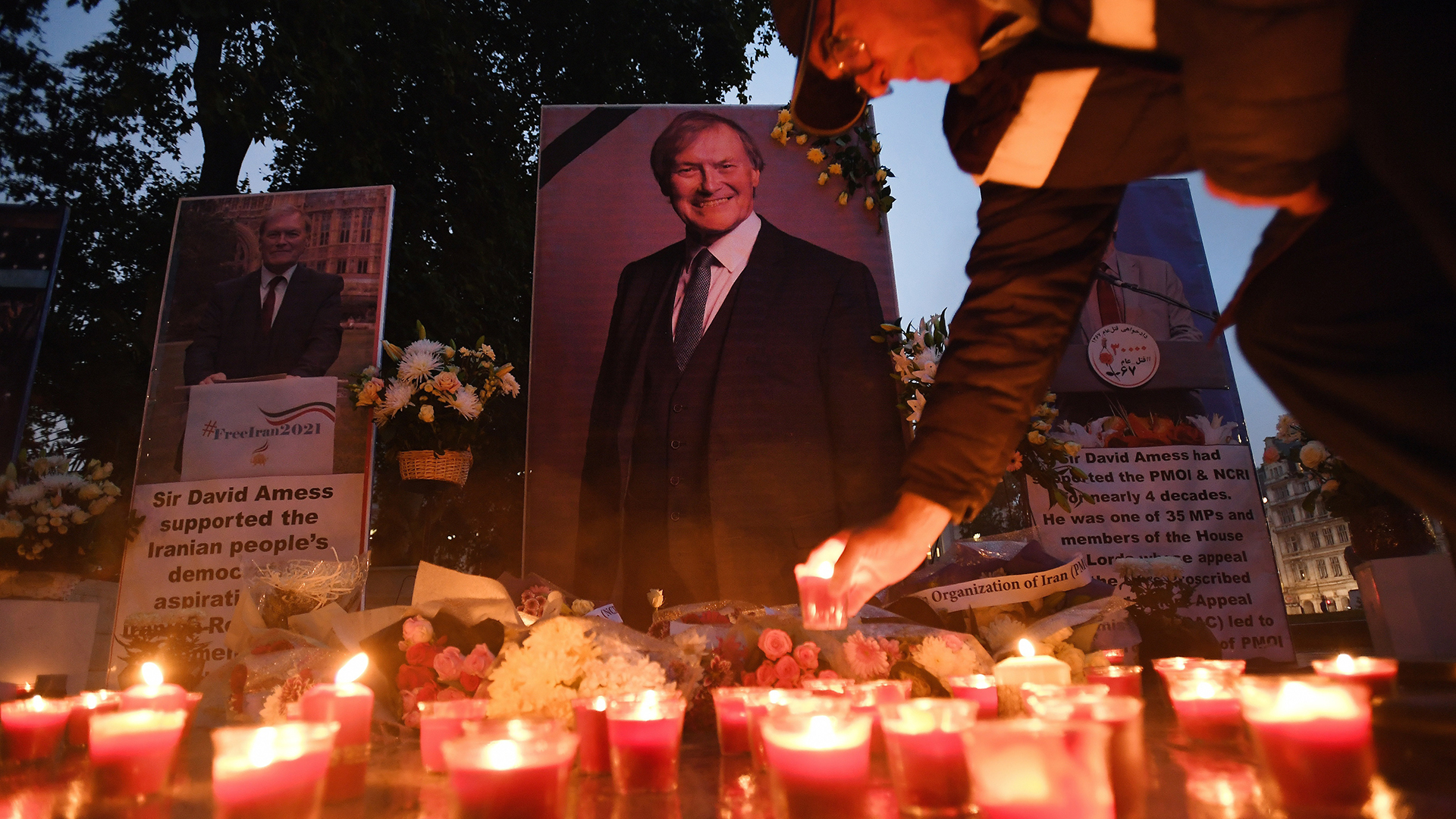 Acusan a joven de 25 años por asesinato del diputado David Amess - flores-y-veladoras-en-memoria-del-diputado-david-amess