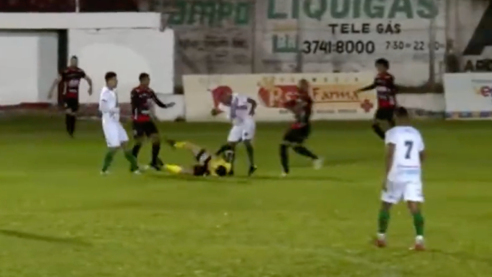 #Video Futbolista patea a árbitro en Brasil; lo acusan de intento de homicidio