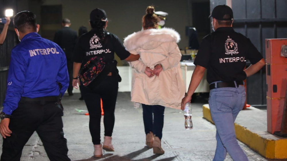 Guatemala recibe a supuesta líder del narcotráfico entregada por México