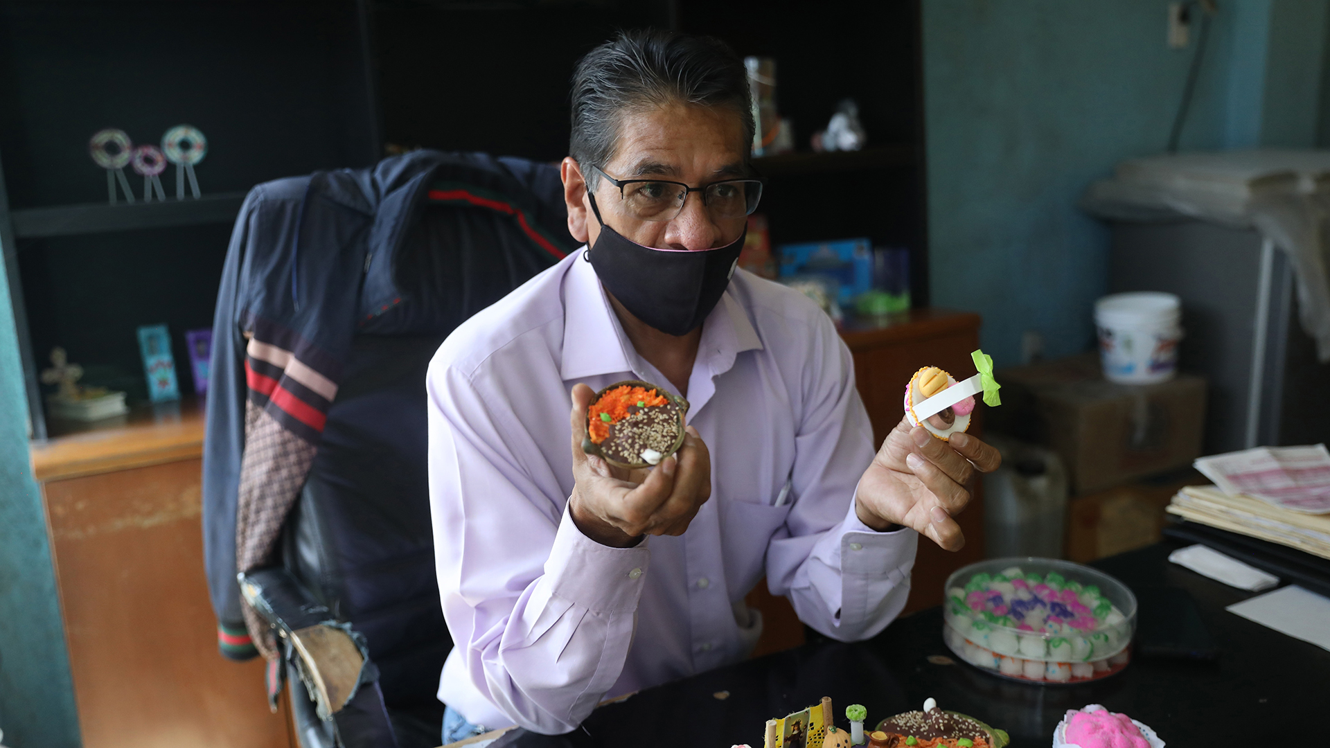 Calaveras y dulces salvan a artesanos de la crisis en el Día de Muertos - guillermo-jimenez-de-la-dulceria-jimenez-hermanos