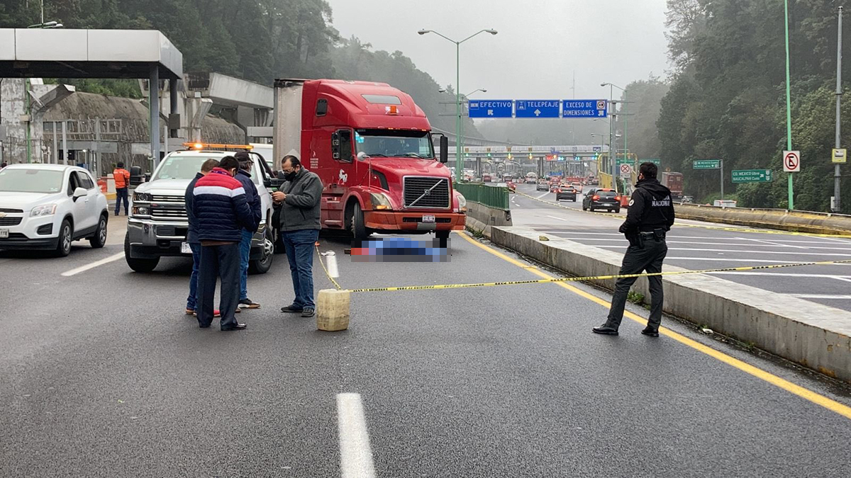 Tráiler atropella y mata a hombre sobre autopista México-Toluca
