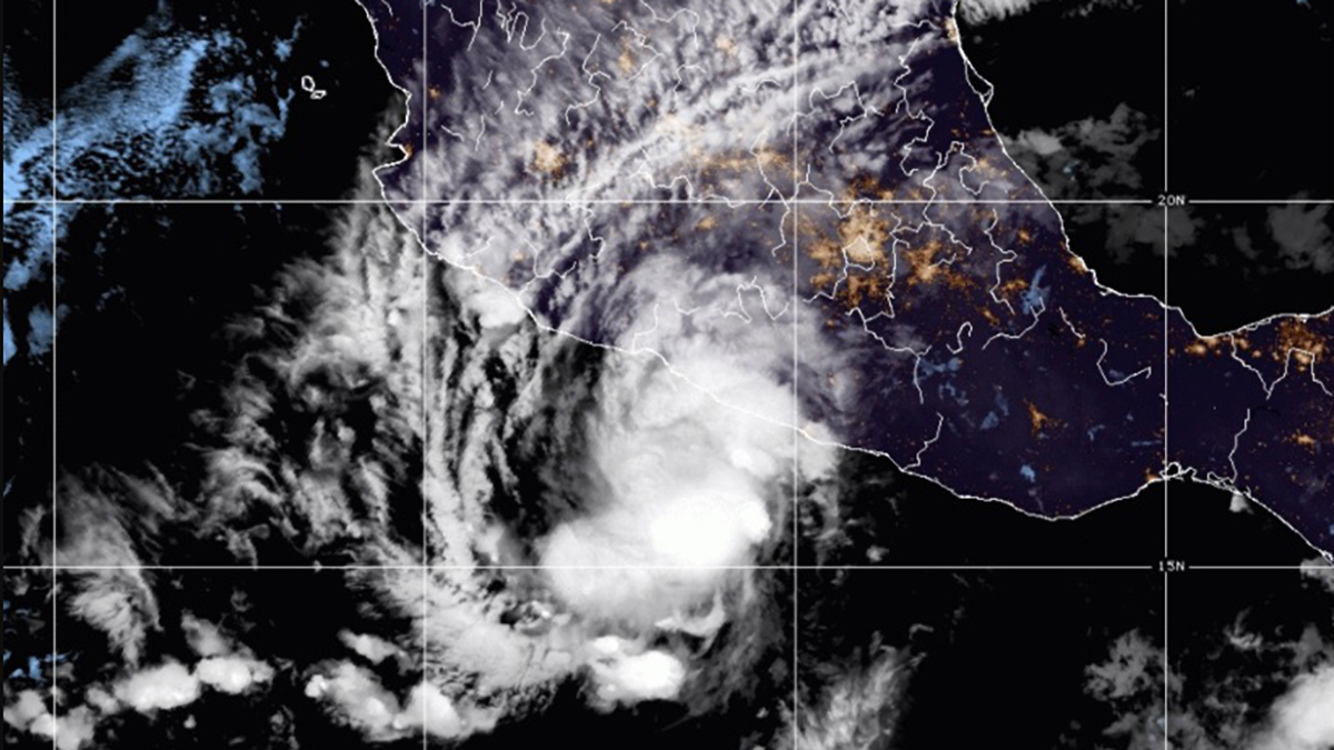 ‘Rick’ avanza con lluvias hacia Michoacán; podría elevarse a huracán categoría 2