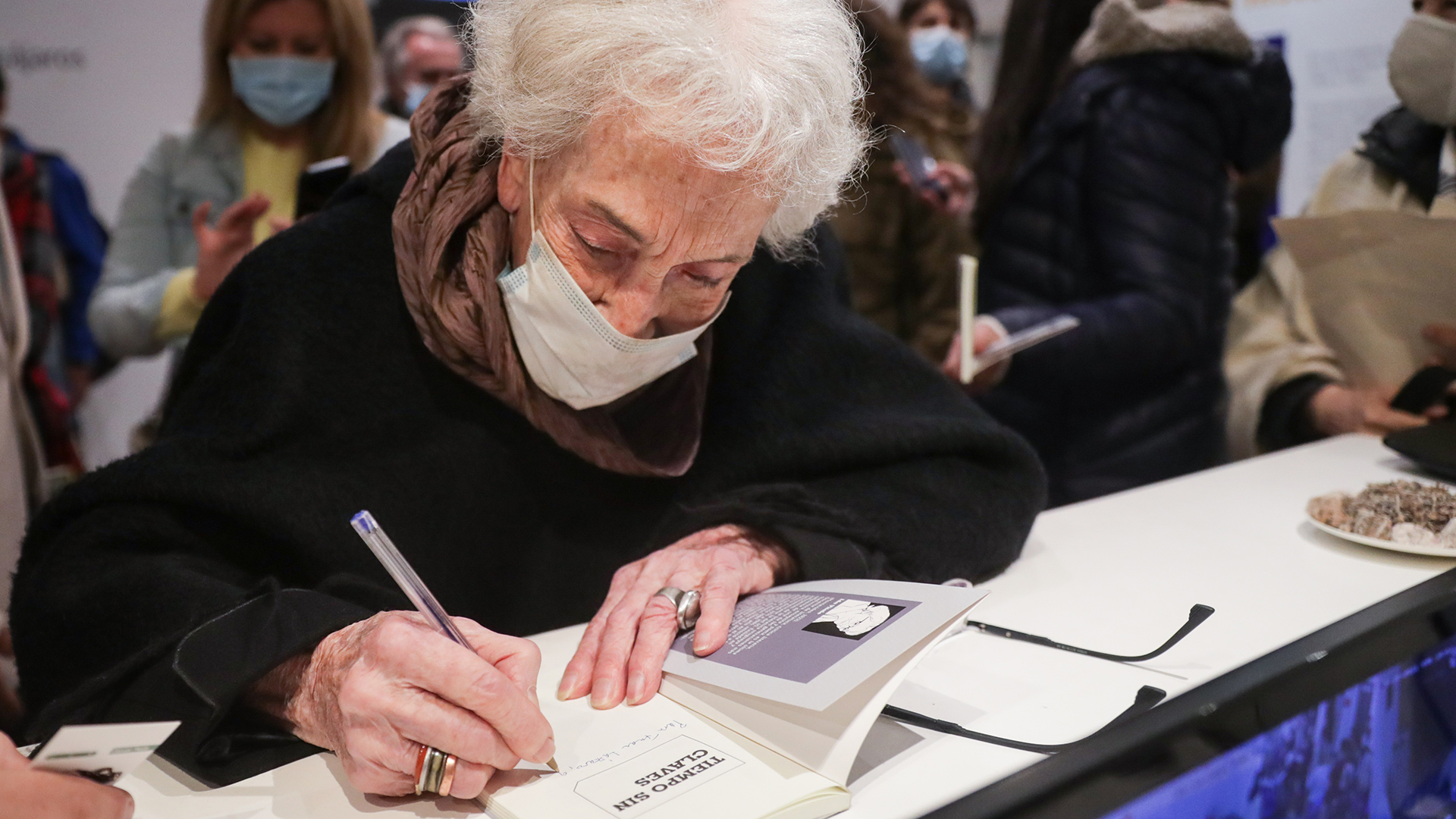 La poeta Ida Vitale regresa al pueblo español que la 'embelesó' - ida-vitale-firma-libros-en-uruguay