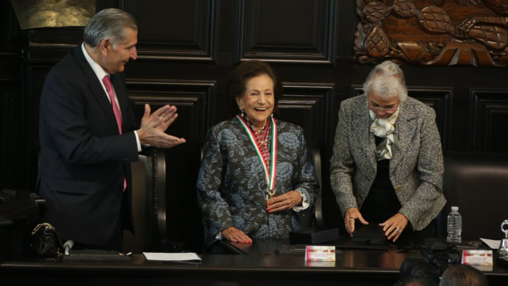 Entregan medalla Belisario Domínguez a Ifigenia Martínez y Manuel Velasco