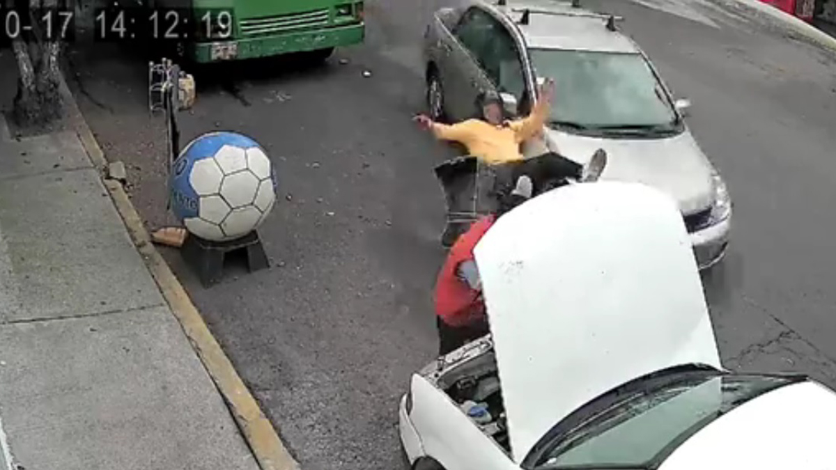 #Video Conductora impacta en Coyoacán a motociclista y auto estacionados #Video Conductora impacta en Coyoacán a motociclista y auto estacionados