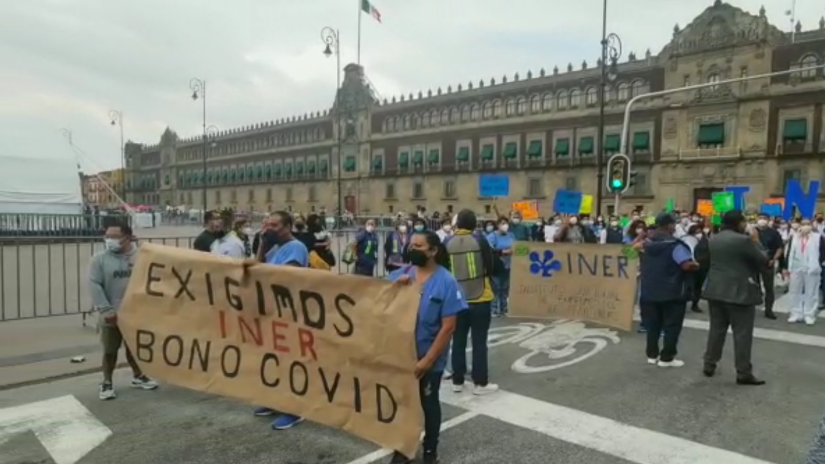 Personal del INER marcha en el Zócalo por falta de bono por COVID-19