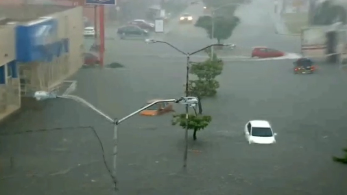 Tormenta provoca Inundaciones y cortes al suministro eléctrico en Mérida