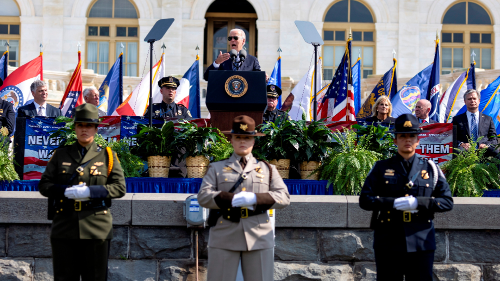 Biden homenajea a los policías que contuvieron el asalto al Capitolio