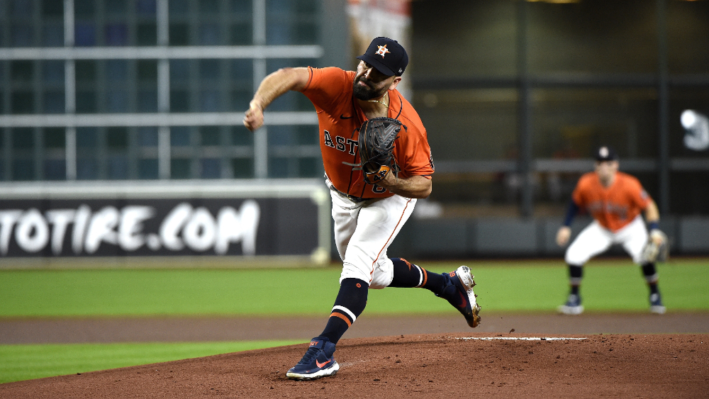 Urquidy lanza a ritmo de “corrido” y hace historia en Serie Mundial