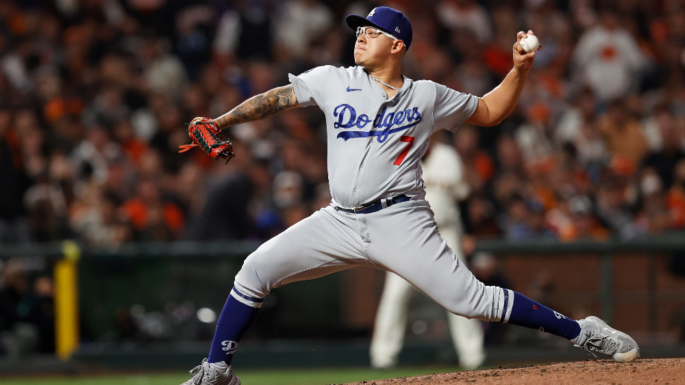 Julio Urías supera a Valenzuela en ponches durante postemporada Julio Urías supera a Valenzuela en ponches durante postemporada