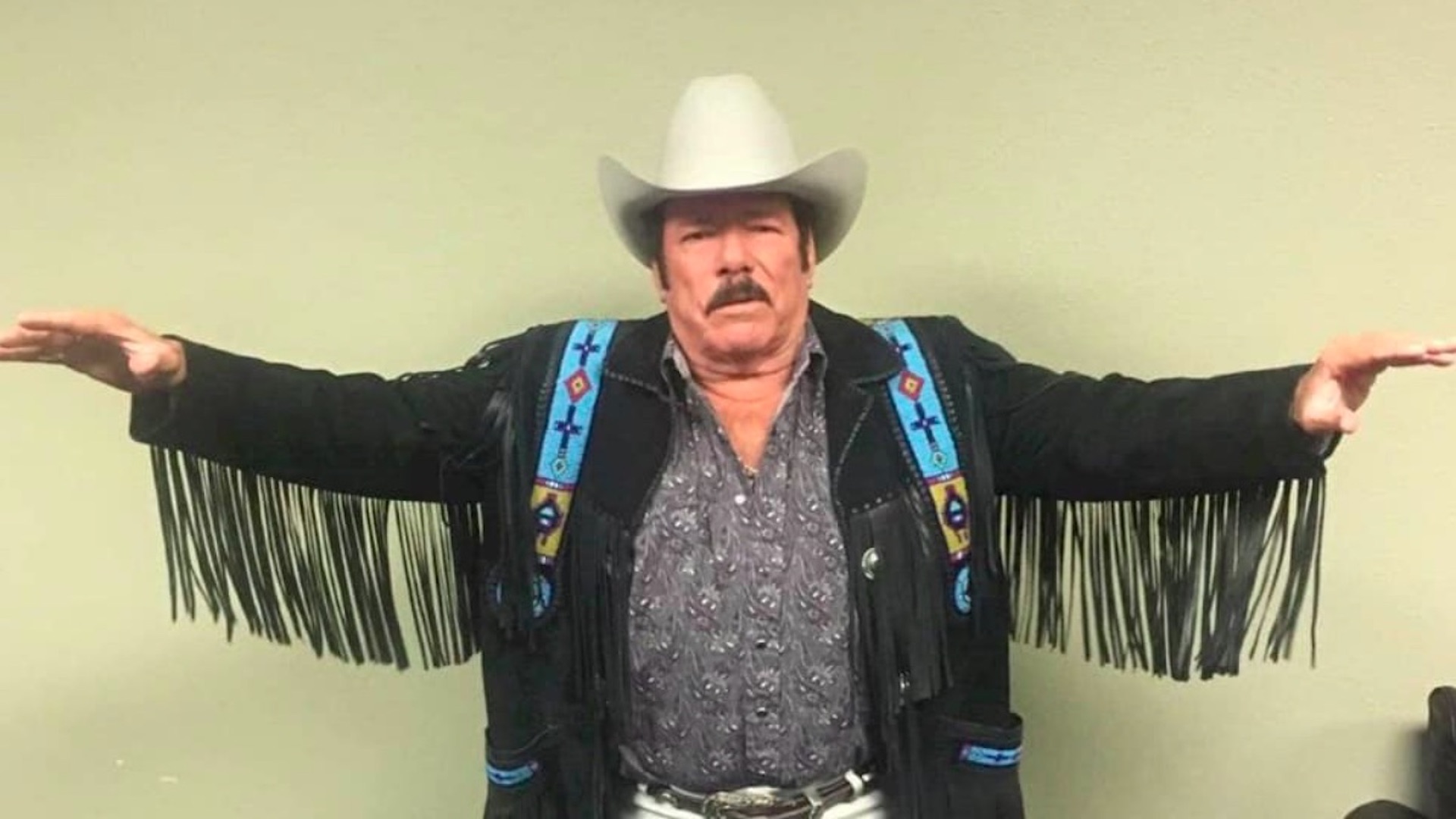 Lalo Mora asegura que se iba a caer cuando tocó a mujer; ofrece disculpas