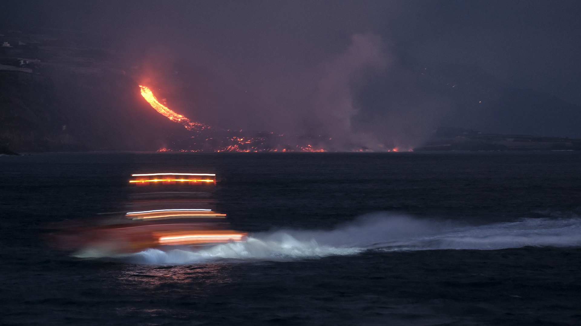 Se derrumba parte del cono del volcán de La Palma, en Canarias