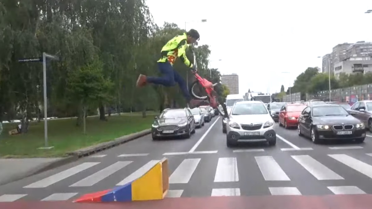 Colombiano entretiene en Croacia con sus acrobacias en su BMX
