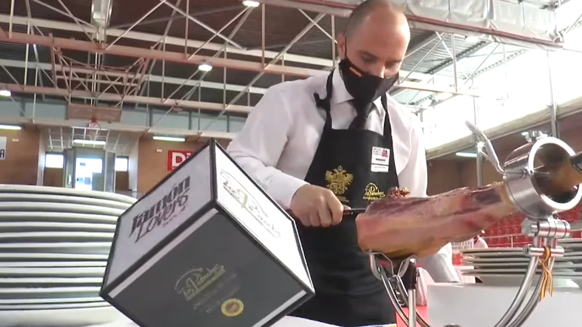 Jamón ibérico de bellota sale a las calles de Los Pedroches para sortear pandemia
