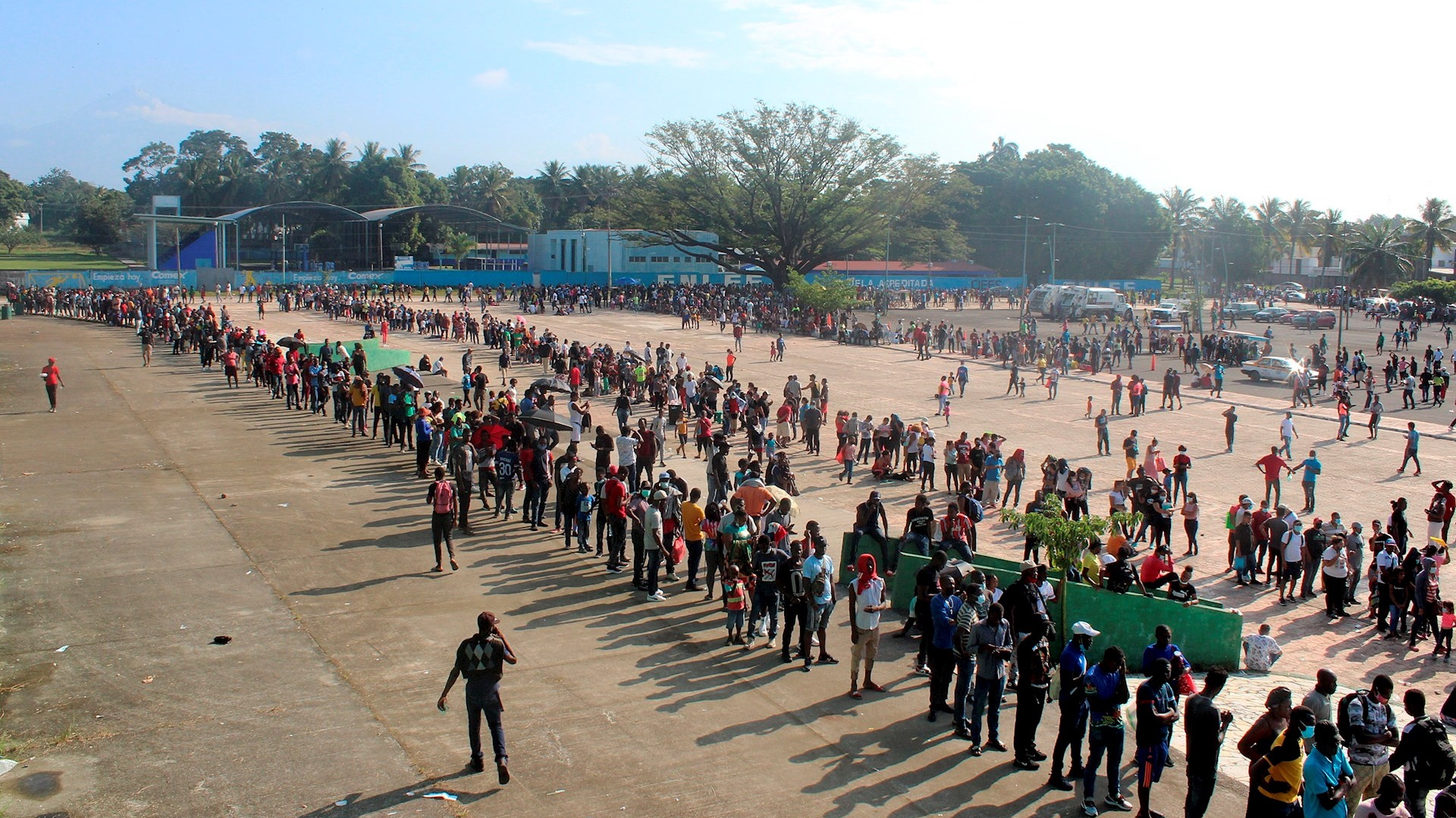 Miles de migrantes se reúnen al sur de México para pedir refugio