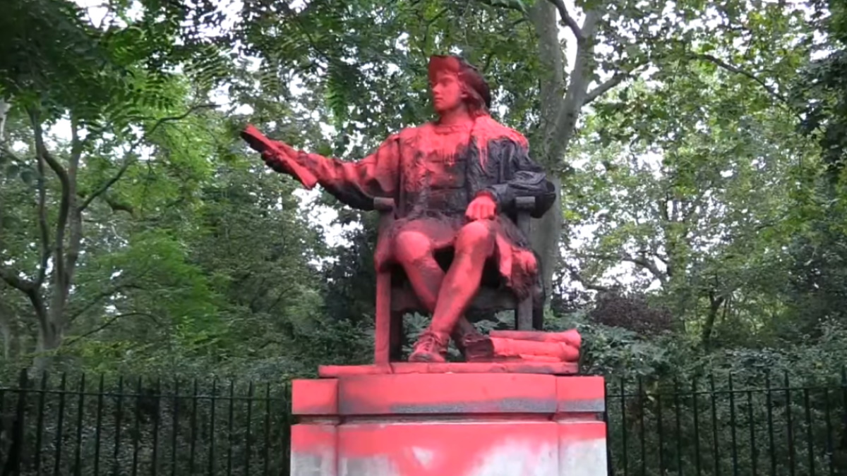 El monumento a Colón en Londres, manchado de pintura roja