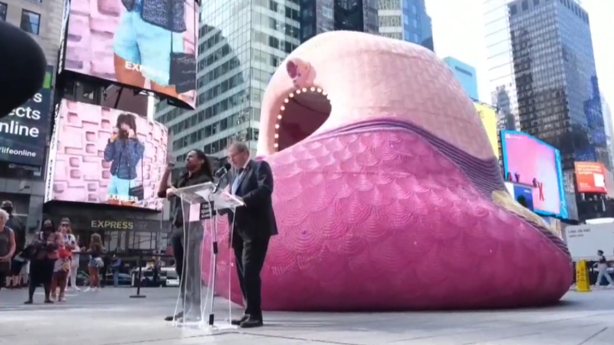 Una llamativa obra en Times Square para proteger a todas las víctimas