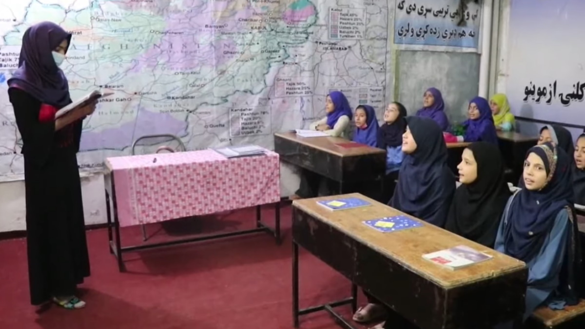 Los talibanes permitirán “pronto” a todas las niñas regresar a las escuelas