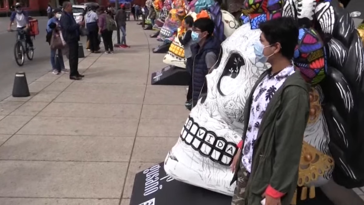 Calaveras gigantes homenajean a Frida Kahlo en México por el Día de Muertos