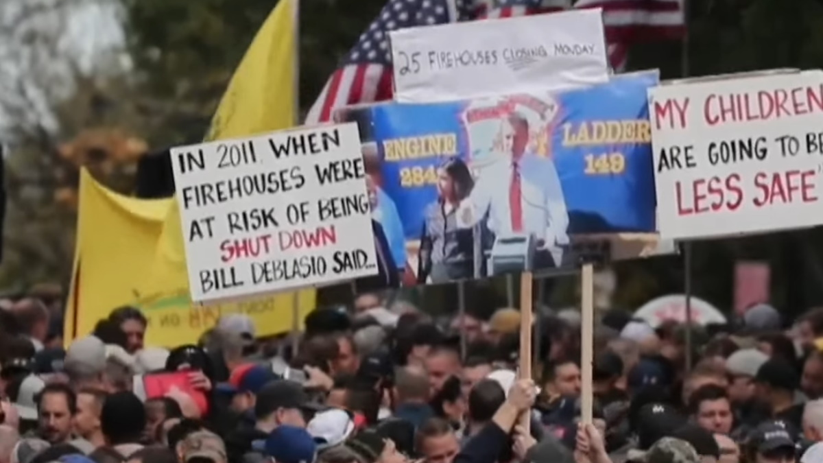 Policías y bomberos de Nueva York continúan desafiando la orden de vacunarse