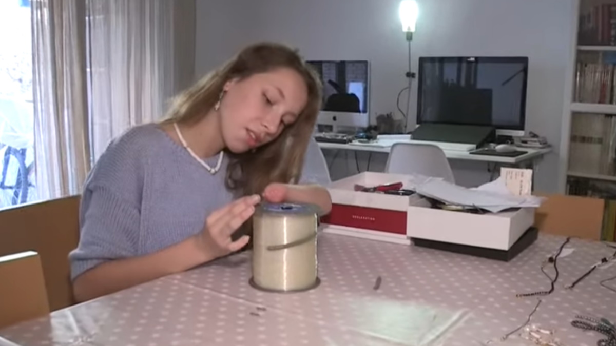 Comprarse una mano biónica, el sueño de una niña valenciana que vende las joyas que elabora