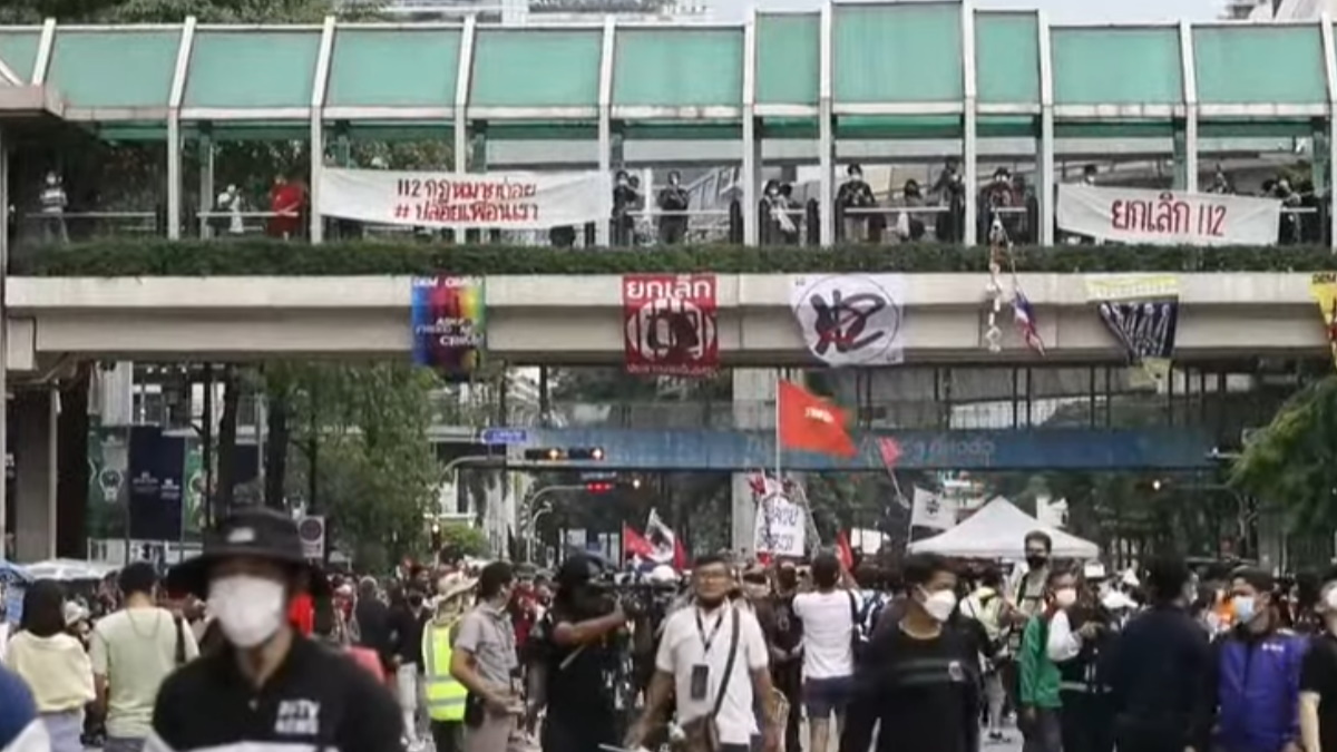 Cientos de manifestantes piden el fin de la ley de lesa majestad en Tailandia