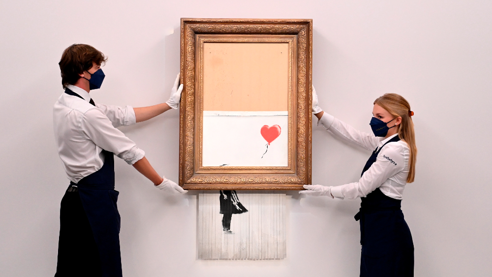 “Love is in the Bin” se vende por 25.4 mdd, un récord para Banksy